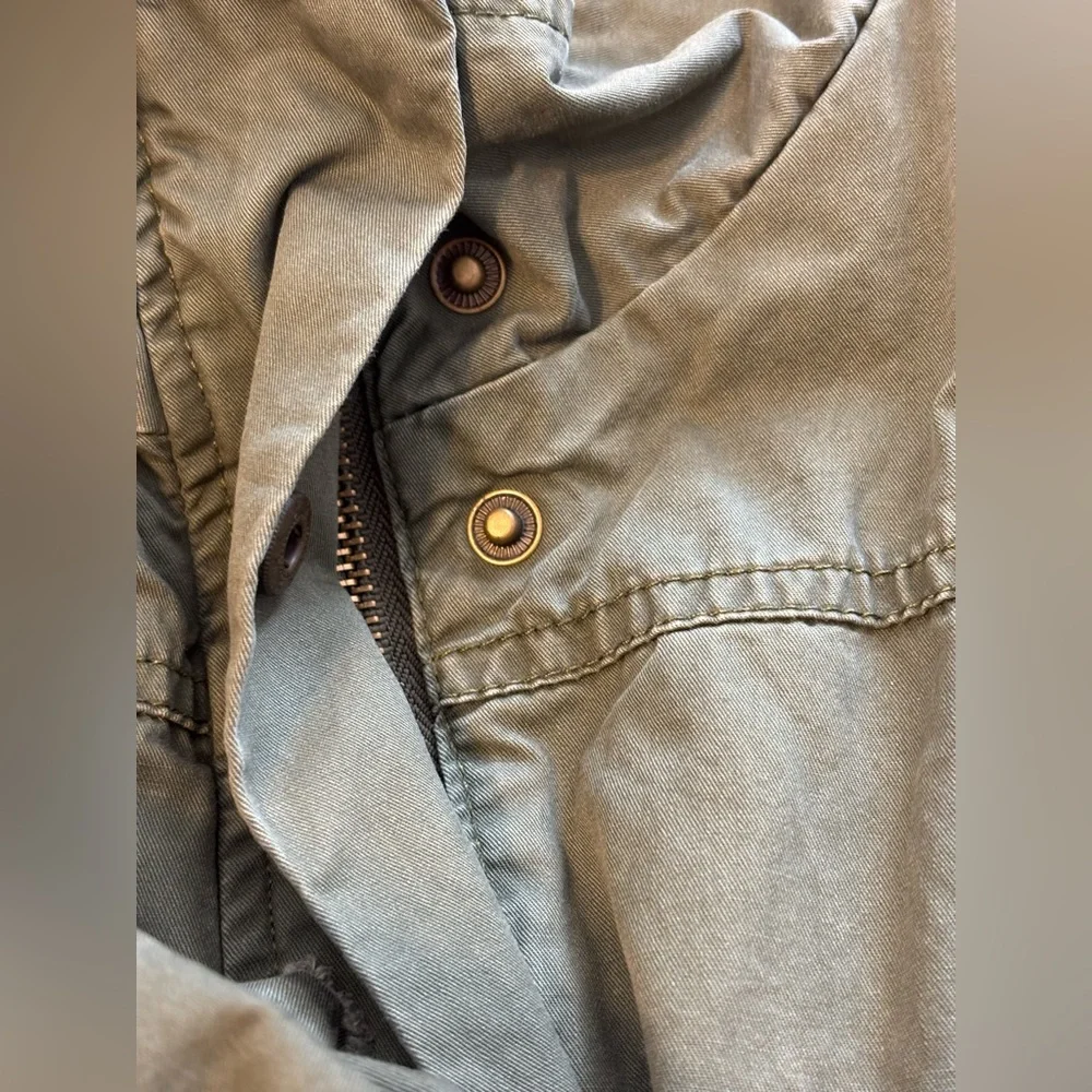 CHARLOTTE RUSSE women's army green jacket‎ Full zip w/snaps Large Raw Hem